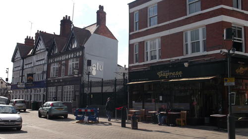 Die Pubs in der historischen Spon Street in Coventry sind ein beliebter Treffpunkt für Studierende.
