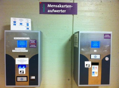 Kauf und Aufwertung der MensaCard im Eingang der Otto-von-Simson-Str. 26