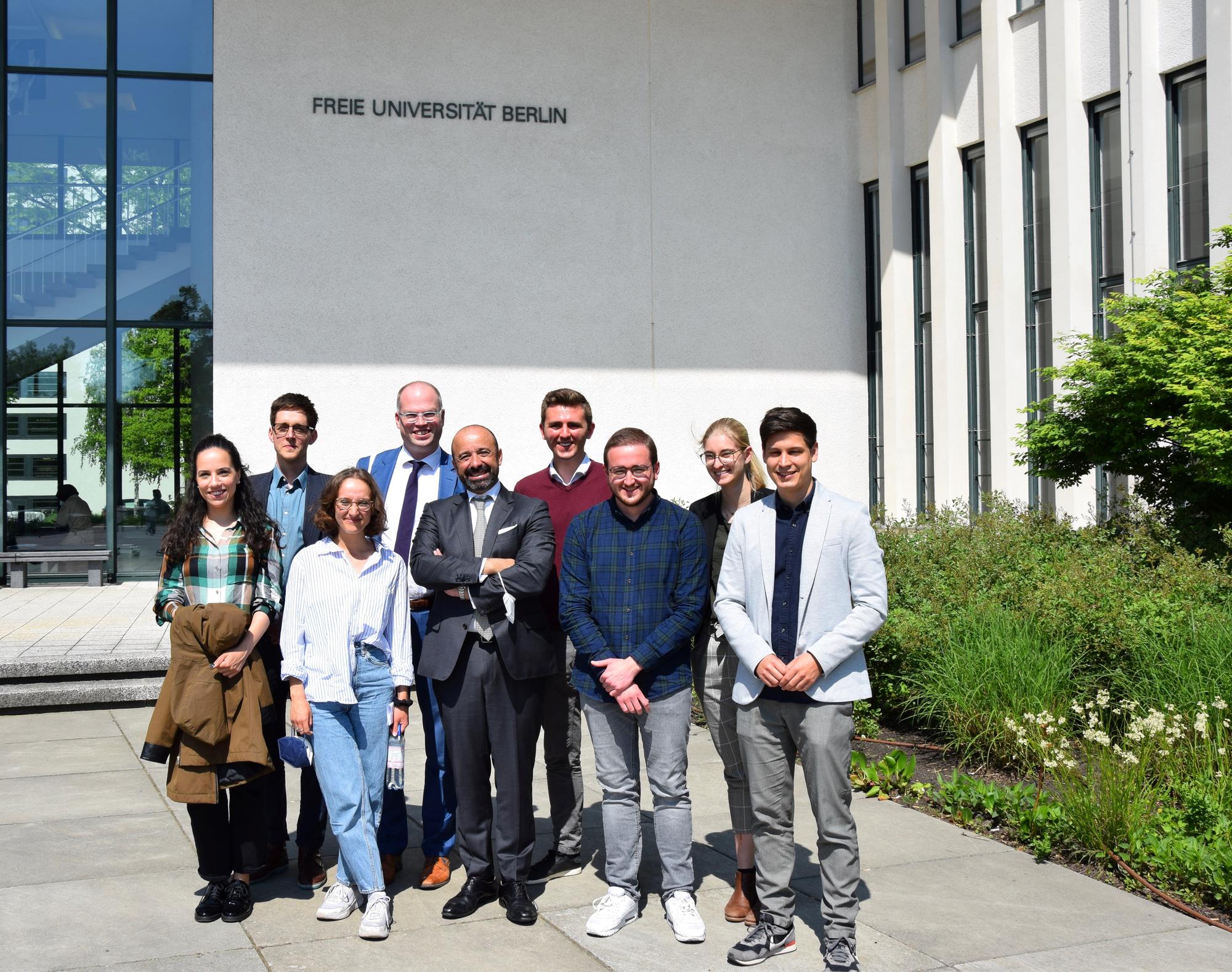 Gruppenfoto mit Under-Secretary-General Miguel de Serpa Soares