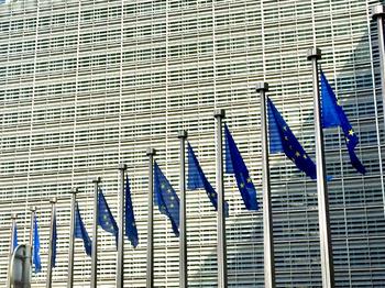 Die Europäischen Flaggen wehen vor der Kommission