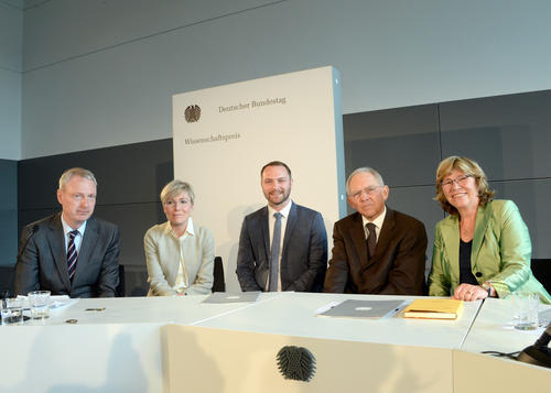 Prof. Calliess mit dem diesjährigen Preisträger Dr. Tino Frieling und Bundestagspräsident Schäuble