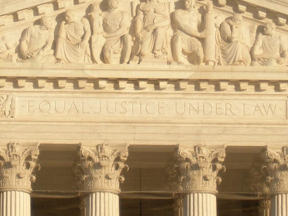 Inschrift am U.S. Supreme Court in Washington, D.C.