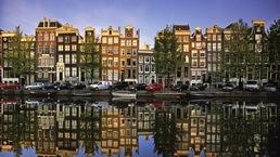 Typische Häuserzeile am Grachtengürtel von Amsterdam
