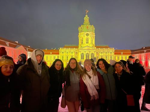 Austauschstudierende auf dem Weihnachtsmarkt am Schloss Charlottenburg