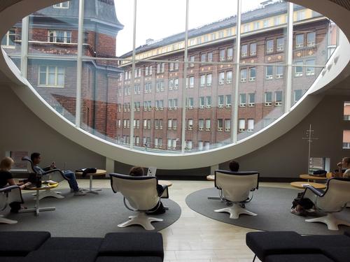 Prüfungsvorbereitungen in der Bibliothek in Helsinki