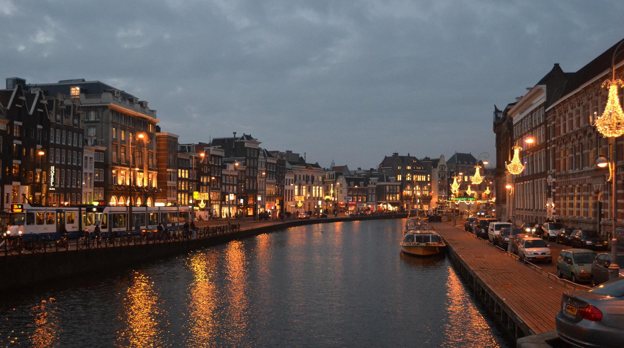 Typische Häuserzeilen am Grachtengürtel von Amsterdam.