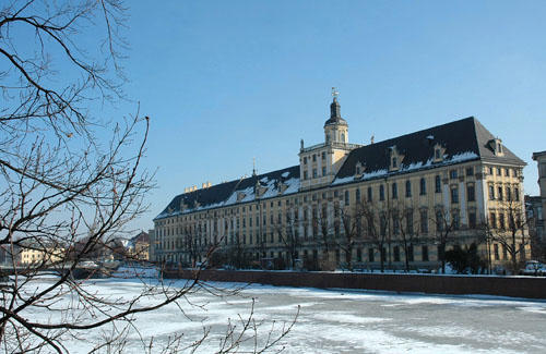 Das Hauptgebäude der Universität an der zugefrorenen Oder