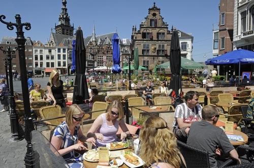 Die Universitätsstadt Nijmegen ist mit vielen Bars, Cafés und Clubs ganz auf Studierende eingestellt.