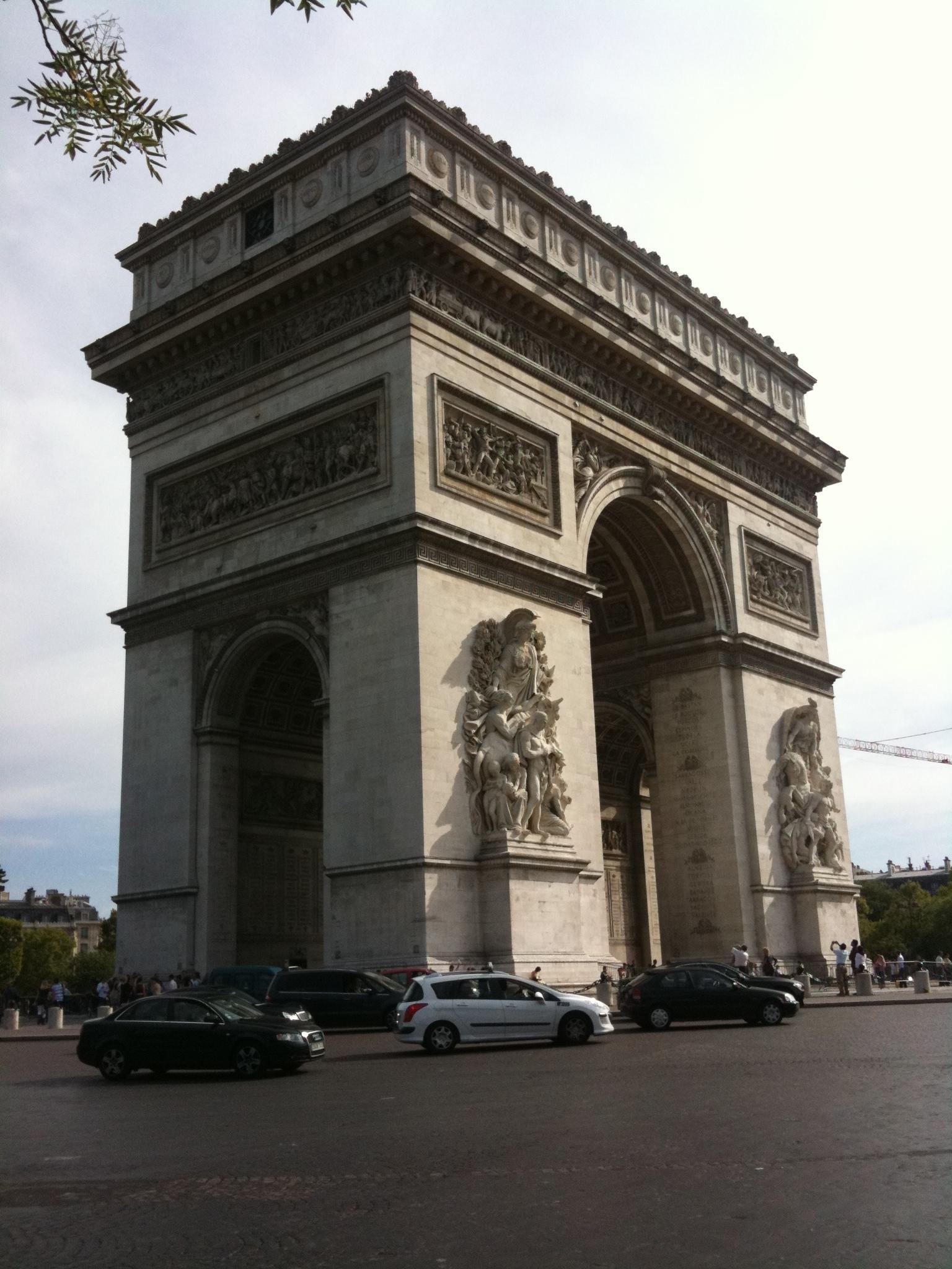 Der Arc de Triomphe - eines der vielen Wahrzeichen von Paris