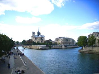 Die Kathedrale Notre Dame de Paris auf der Seine-Insel Île de la Cité