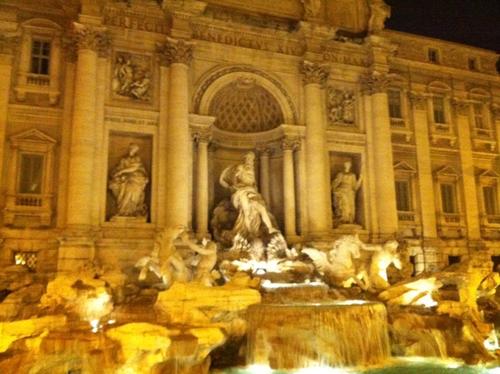 Der Trevi Brunnen bei Nacht