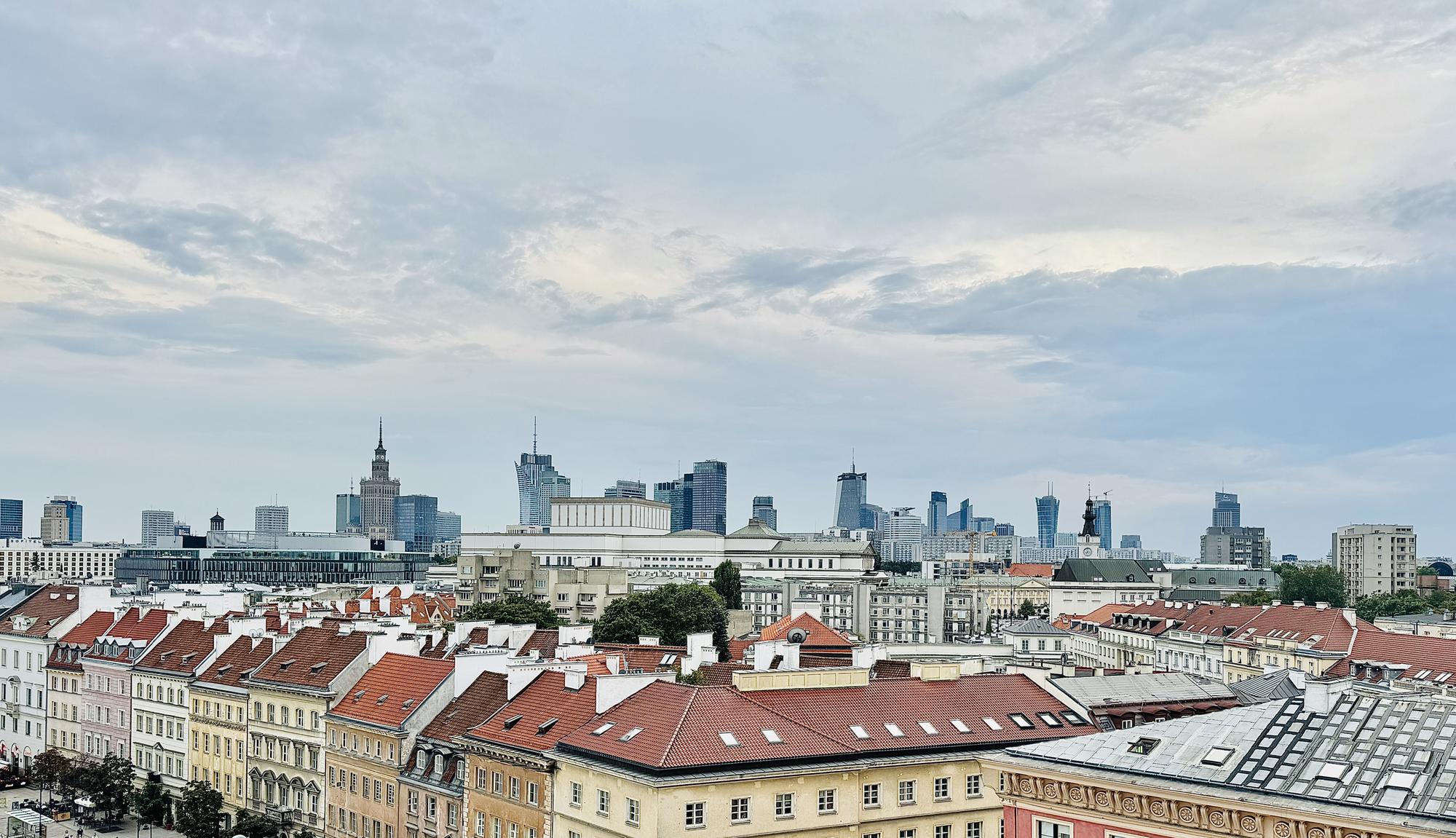 Die Dächer der Altstadt mit der Neustadt im Hintergrund