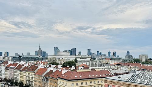 Die Dächer der Altstadt mit der Neustadt im Hintergrund