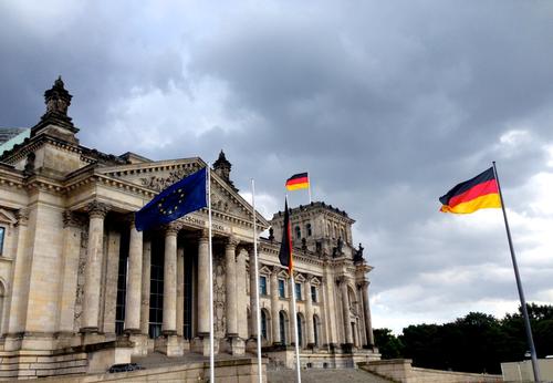 Немецкий и европейский флаг перед Бундестагом