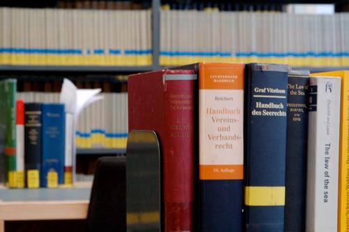 Die gut ausgestattete Fachbereichsbibliothek ist der ideale Ort zur Vorbereitung auf die Schwerpunktbereichsprüfung.