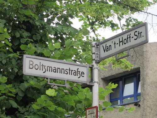 Der Fachbereich Rechtswissenschaft befindet sich im Carrée der Boltzmannstraße/Van't-Hoff-Straße