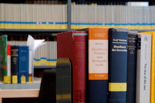 Die gut ausgestattete rechtswissenschaftliche Bibliothek ist der ideale Ort, um für die Masterarbeit zu recherchieren.